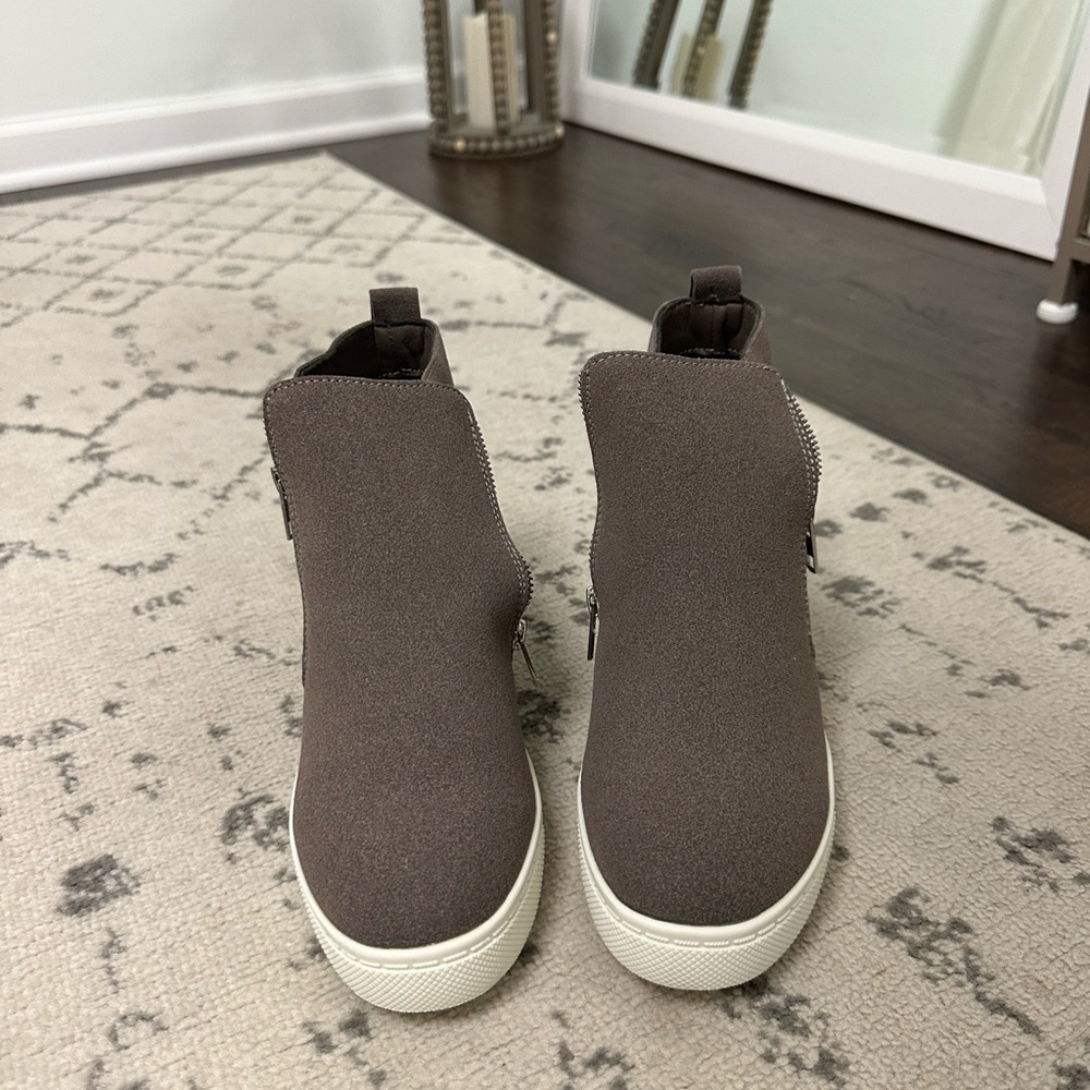 Wedge sneakers